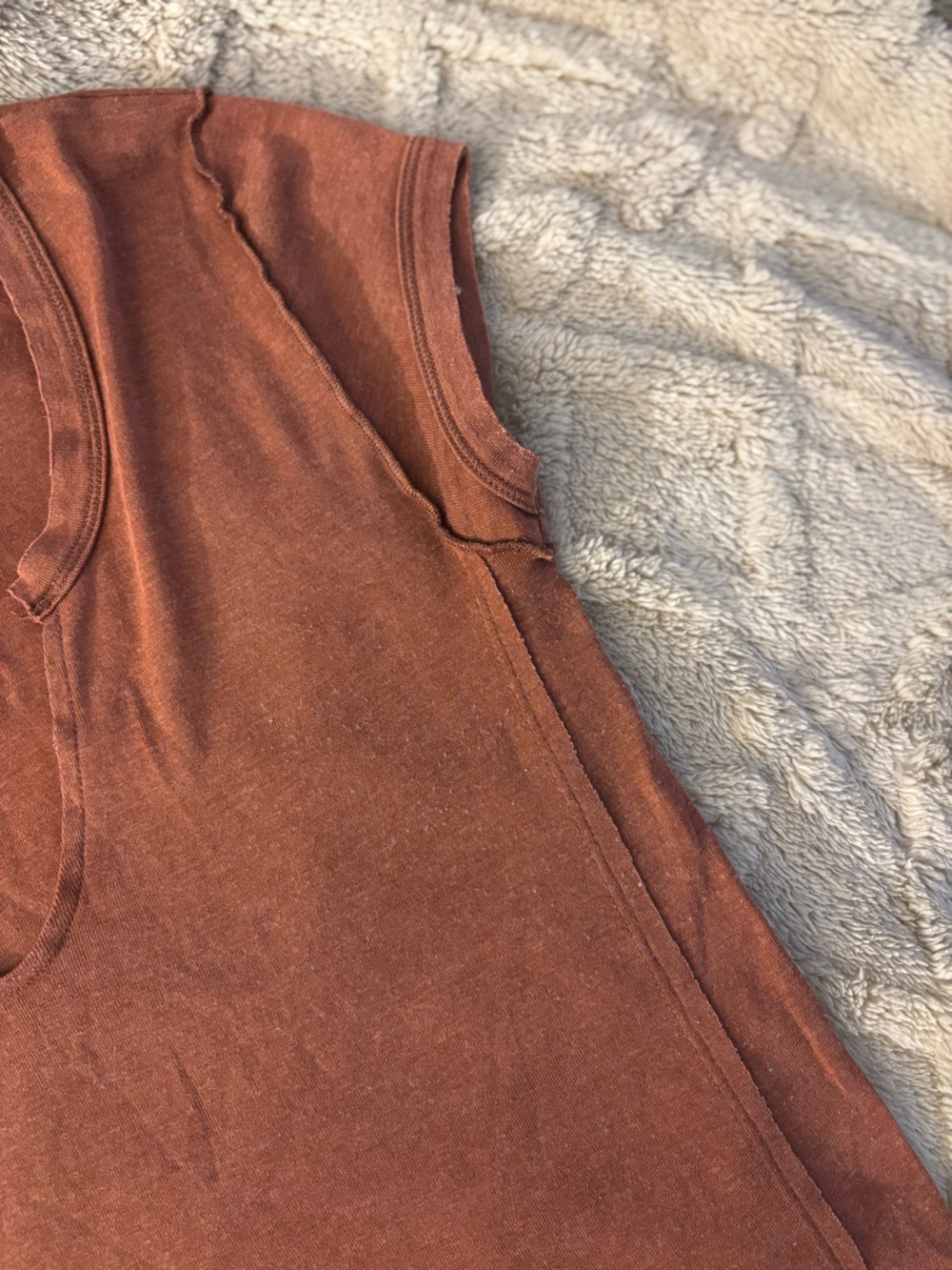 Women’s Short Sleeve V-Neck Top - Rust Brown - Picture 4 of 6